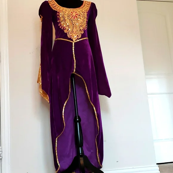 Halloween π Queen dress size small π - Picture 1 of 9